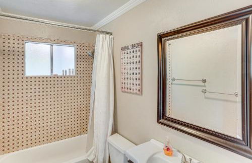 1 Mi to Lake Crestline Cabin with Deck and Gas Grill! - Foto 10