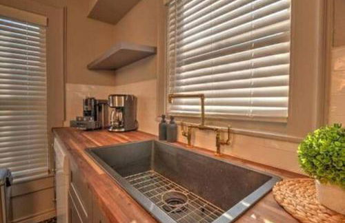 Elevate Your Stay Chic 1-Bed Condo Courtyard - Foto 7