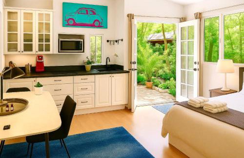 Enchanting Gated Hollywood Hills Oasis with Tranquil Treet-Top Views, Outdoor Living Room and Patios, Magical Zen Garden, Plus Bonus Romantic Guest House and Free Garage in LA's Most Desirable Central Serene Area, Sleeps 8-10 - Foto 37