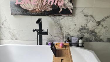 Swanky Mid-Modern Century-5 Decks-90 inch 4K Screen - Foto 2