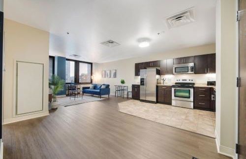 Upscale Charm PRIME LOCATION 7TH FLOOR SWEEPING CITY VIEWS FAST WIFI 24-7 Gym Lounge Roku - Foto 8