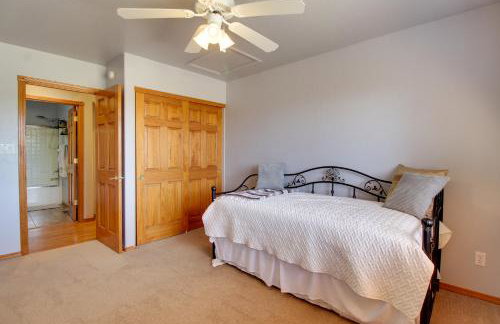 Families Welcome! Overgaard Cabin with Playground - Foto 16