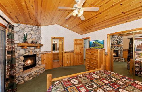 Teakwood Cozy Wood Cabin with Fireplace - Photo 39