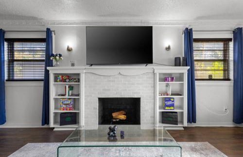 5BR Historic Home 5 min to Downtown Dallas with Large Balcony, 2 Dining Areas, 3 Fireplaces & Soaking Tub - Foto 30