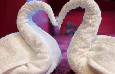 Suite Rouge baiser avec Jacuzzi privatif - LoveRoom Insolite - Foto 8