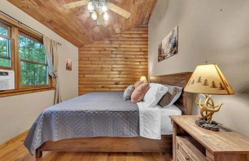 Secluded Log Cabin with Hot Tub Fire Pit Game Room - Foto 60