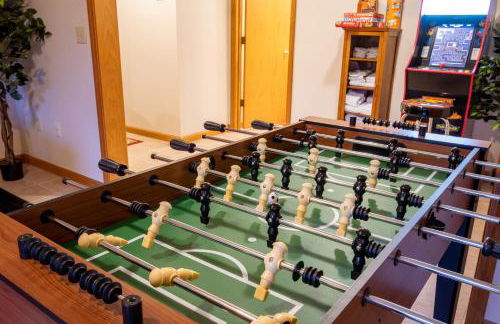 Leaf Peeper's - HUGE deck, pizza oven, Pac-man! - Photo 38