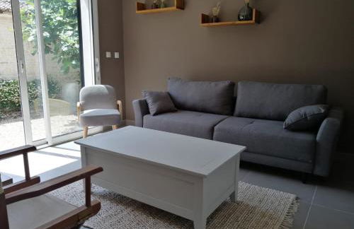 Jolie maison de ville avec un extérieur au calme - Les Dragons de la Chamoiserie NIORT - Foto 10