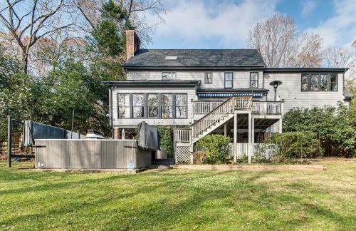 4,100-Sq-Ft Gem with Pool Table and Yard in Raleigh - Foto 33
