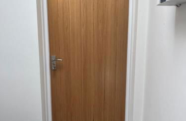 Luxury 1 bed apartment close to Airport and Exhibition centre ideal for short long term stays very cosy nicely furnished for comfort with all mod cons FreeParking on site Free WIFI - Foto 12