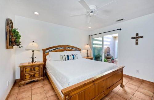 Great Group Retreat! Hacienda Decor, Spacious Floor Plan, Private Backyard - Foto 30