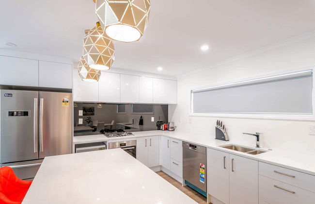 Brand New 5BR home with view of the sea - Photo 18