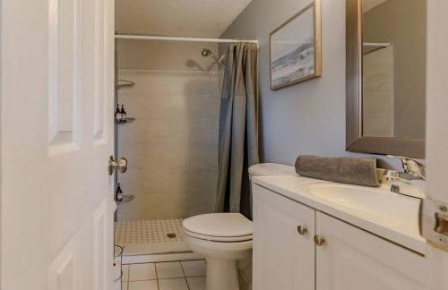 Spacious Backyard & Pool Retreat - 5 Mins to Beach - Foto 4