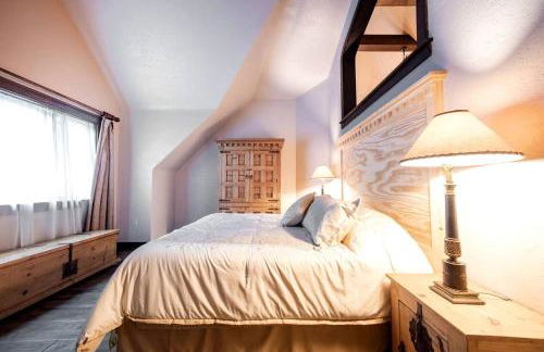 Castle Gatehouse Rental for a Unique Getaway near Bolton Landing, New York - Foto 24