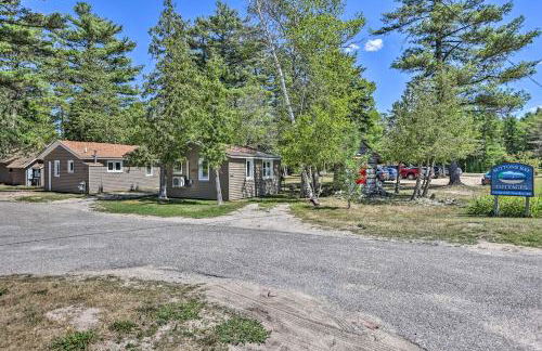 half Mi to Dtwn! Suttons Bay Cottage with Fire Pit - Foto 23