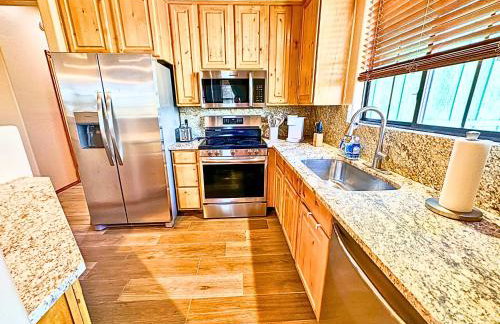 Forest edge, wild mustangs nearby, balcony views By Vacation Your Way - Foto 11