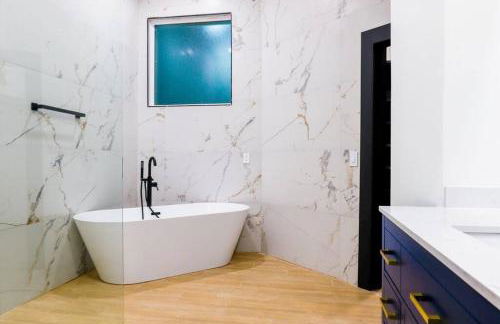 Lake Home: Relax and Unwind in Mission Hidden Gem - Photo 19