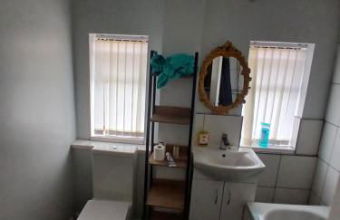 PREISTLEY HOUSE- CONTRACTORS ACCOMMODATION Entire 4 Bedroom House with free parking and up to 8 sleep- NO PARTIES ALLOWED - Foto 25