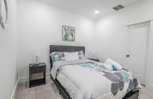 Cozy Duplex Mins to DT/ MCTR, free wi-fi/ Parking - Photo 7