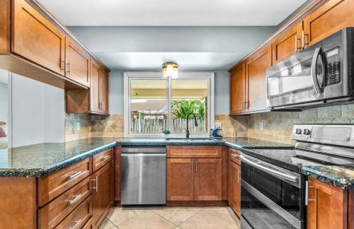 Bright and Comfy 5 Star Location with a Heated Pool - Photo 16