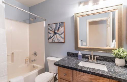 Spacious & Serene 6-Br Family Retreat in Kirkland - Photo 54