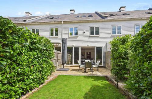 3 bed modern townhouse with self check in, sleeps 6, 35mins direct train to London Waterloo, zone 6 - Photo 5