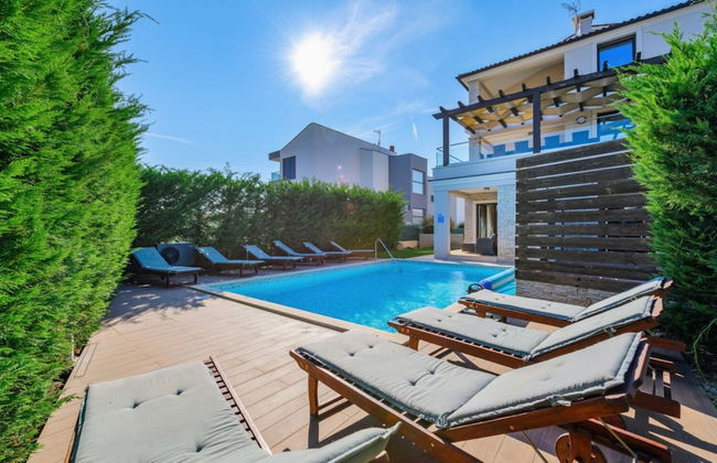 Paula - With Pool - H - Photo 1