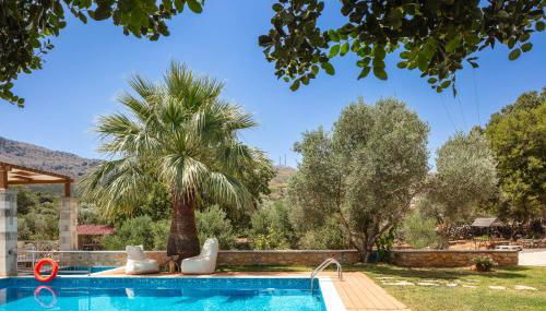 Saridakis Villa, Multi-Generational Escape & Pool, By ThinkVilla - Foto 2, Garden, sunbed