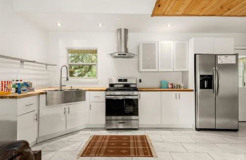 Pool! Games! Dogs! Space! - Foto 38