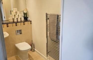 Executive E15 Apartment - Skyline Terrace & Free Private Parking - 5-min Walk to Abba Arena - Foto 25