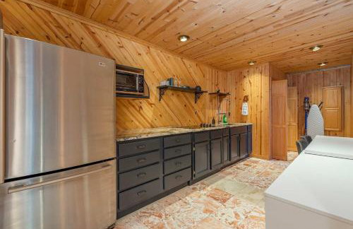 6 Br Cabin Hot Tub Fire Pit Min to Hatley Pointe - Foto 50