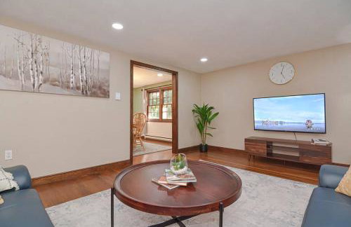 Master Bedroom with bath in a beautiful home - Foto 6