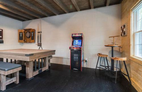 Modern Cabin with Luxury Gym, Firepit + Game Room! - Foto 24