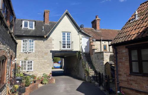 1 Bed in Queen Camel oc-c30506 - Photo 1