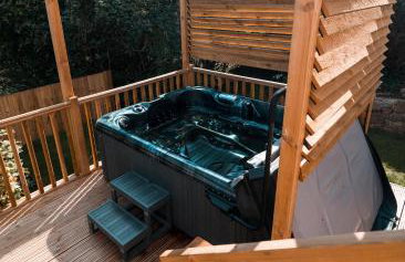 Luxury Renovated Bungalow with wheel chair access, Hot Tub and Fire Pit - Foto 1