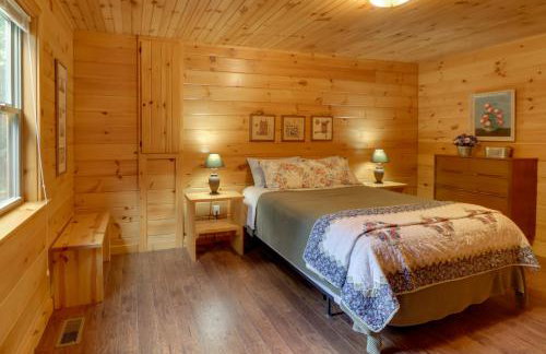 Serene and Secluded Alabama Cabin with Covered Deck! - Foto 12