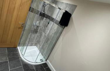 Central 2BR Apartment - Sleeps 4 - Parking & Pets - Coast Serviced Apartments - Enquire for Trade & Long stays - Photo 9