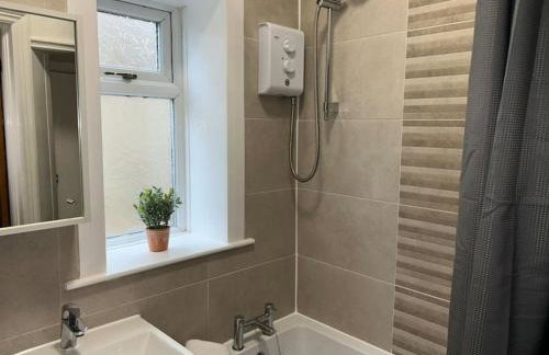 Homely 3 Bed House Halifax - Foto 8