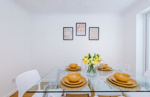 4BR Home for 8, Full Kitchen, Parking, WiFi in Northwich - Photo 55