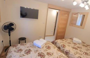 London Luxury 3 bedroom flat, 2 bathrooms, Living Room, free parking, 4 mins to station, garden - Foto 73