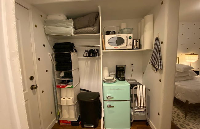 Gorgeous Studio in Beverly Boulevard! Sleeps 4! - Photo 9