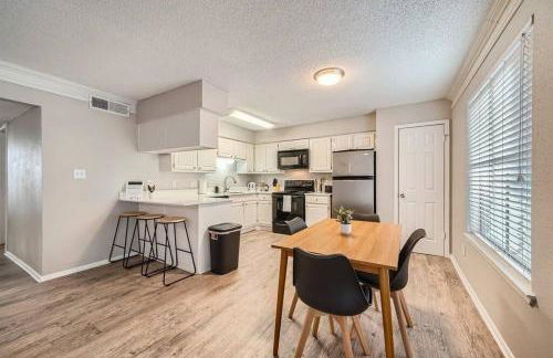 Chic 2B Getaway - 10min to DTWN - W/D, Pool, Prkg - Foto 17