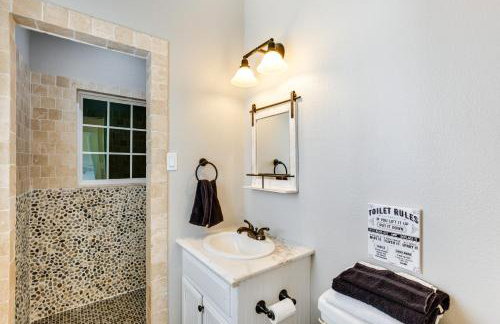 Unwind Fireside Wills Point Gem with Hot Tub and Pond - Foto 24