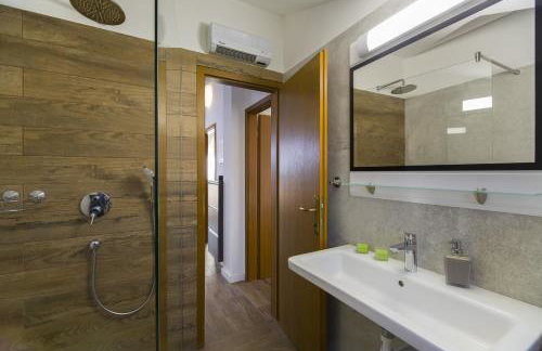 Villa Vision with Heated Pool & Jacuzzi in Sestanovac - Foto 24