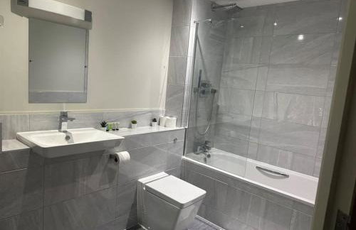 Spacious, bright 2 bed flat with 1 S/king bed. - Foto 18