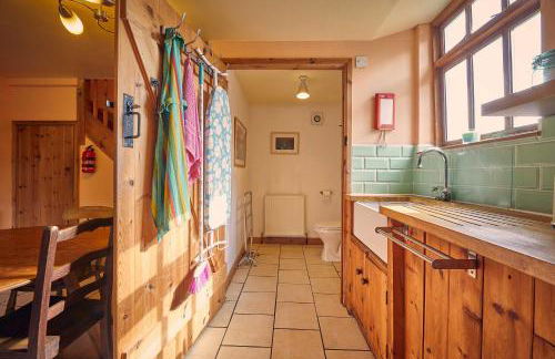 Host & Stay - The Red Brick Barn - Photo 17