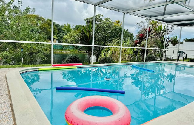 Riverfront King Bed Pool Nearby Beach - Foto 1