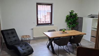 Modernes Appartement 5 km von Erfurt, mit Kaffeevollautomat, TV, WLAN, Boxspringbett, Schlafsofa und Einkaufsmöglichkeiten, sehr gute Anbindung zur A71 und A4, kostenloser öff Parkplatz für PKW und Transporter - Foto 2