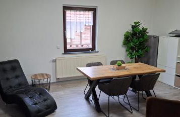 Modernes Appartement 5 km von Erfurt, mit Kaffeevollautomat, TV, WLAN, Boxspringbett, Schlafsofa und Einkaufsmöglichkeiten, sehr gute Anbindung zur A71 und A4, kostenloser öff Parkplatz für PKW und Transporter - Foto 2