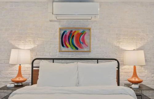 Massive Mid-Century Marvel 5 Bedrooms and Parking - Foto 33